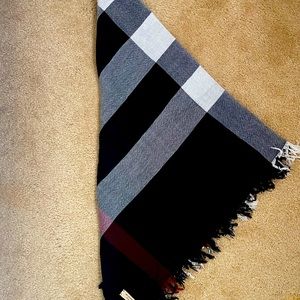 Burberry square black and white scarf